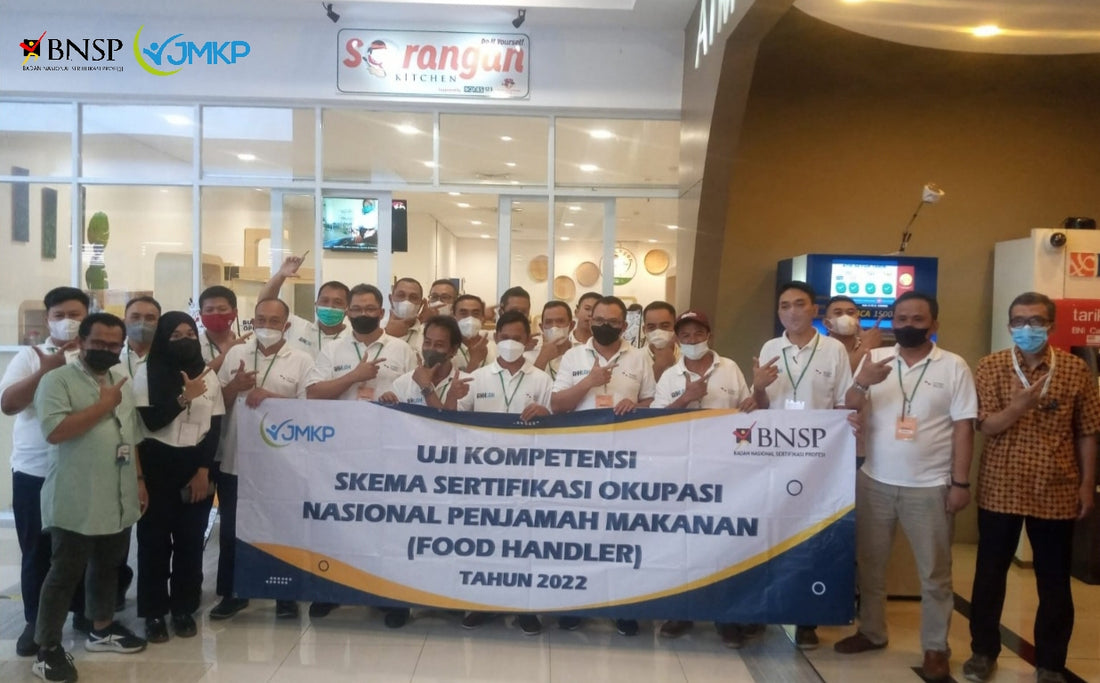 Pelaksanaan asesmen tatap muka Skema Penjamah Makanan (Food Handler) Batch ke-2 bagi 32 orang peserta dari PT Pelni telah dilaksanakan pada tanggal 14 Oktober 2022. Uji kompetensi dilaksanakan di TUK Sewaktu Sorangan Kitchen. Sebanyak 3 orang asesor kompe