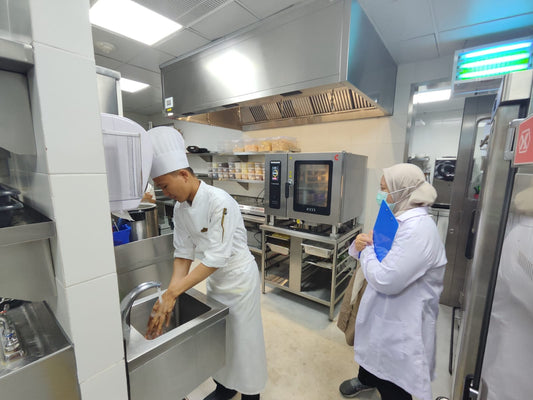 PELAKSANAAN SERTIFIKASI KOMPETENSI PENJAMAH PANGAN (FOOD HANDLER ) DAN PENGELOLAAN HIGIENE SANITASI MAKANAN UNTUK STAFF PENJAMAH PANGAN KERATON AT THE PLAZA HOTEL