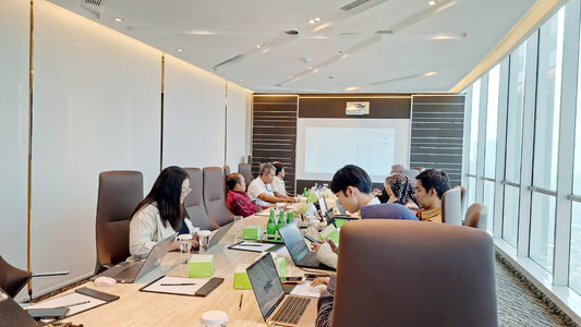 LSP JMKP telah menyelesaikan asesmen relisensi BNSP pada 23 September 2026. Saat ini proses telah memasuki tahap akhir dan menunggu Pleno BNSP sebagai tahapan penerbitan SK Relisensi.